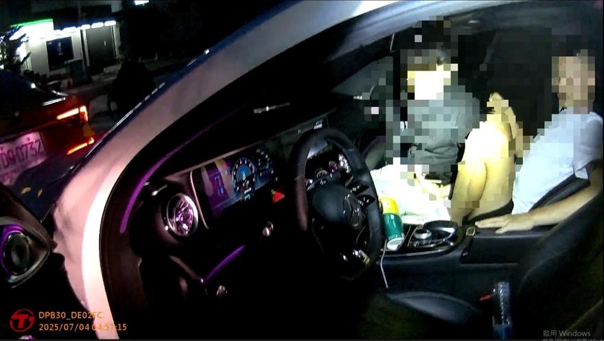 怕酒駕遭抓！他躲警上演「男男交疊」　忘打P檔連撞6車