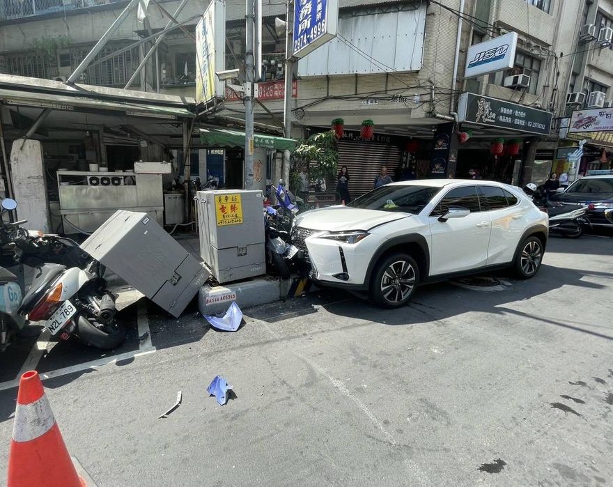 影/慘！新北三重「休旅車猛撞變電箱」釀停電、2人緊急送醫