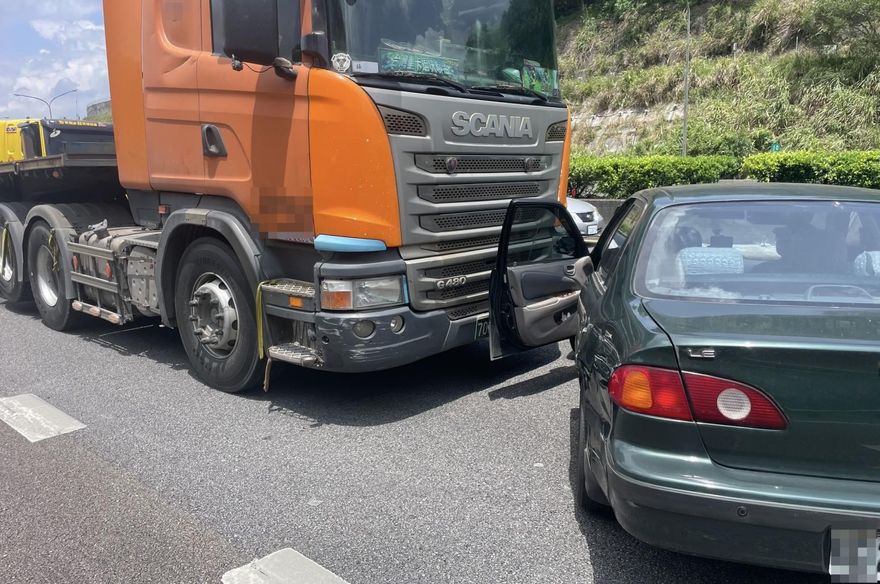 影/國1汐止段自小客變換車道釀禍　撞連結車幸無人傷
