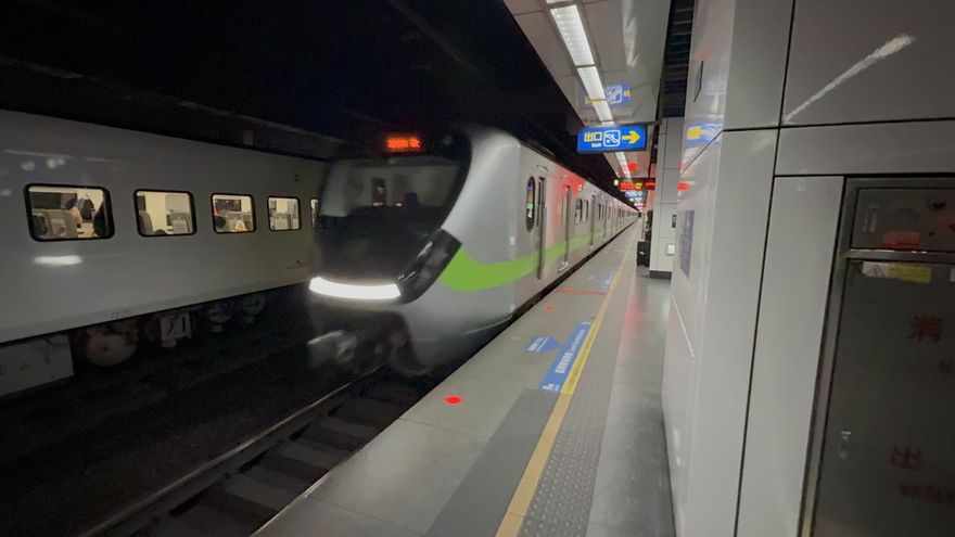 區間車出包！整節車廂超出南靖站月台　台鐵：將檢討懲處