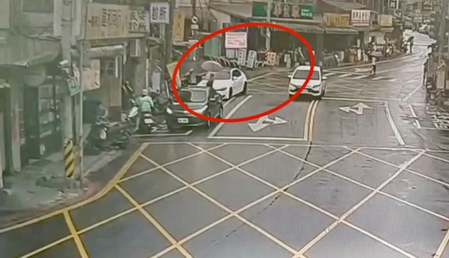 影/基隆男毒駕撞機車再撞行人　肇逃釀2人傷