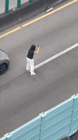 都演習了還拍！2女站高架橋中央擺pose拍照　目擊者超傻眼