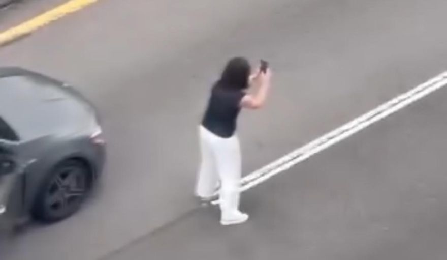 2賓士女演習市民高架下車擺拍　最高可罰33.6萬