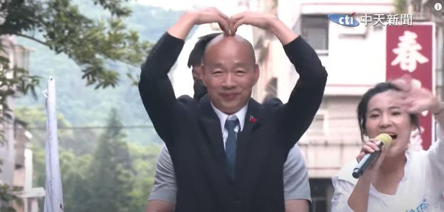 陪徐巧芯信義區車掃　韓國瑜對民眾比「大愛心」現超強親和力