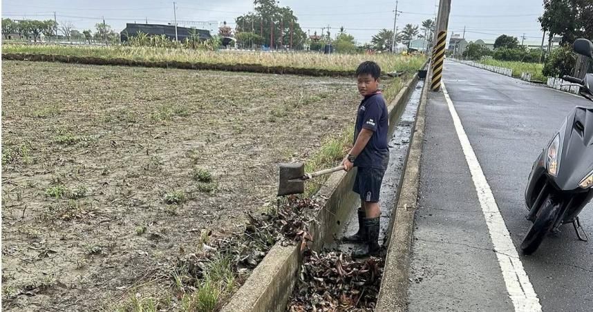 西港國中生「自發清理田邊水溝」　知情人曝原因...7.6萬人狂讚