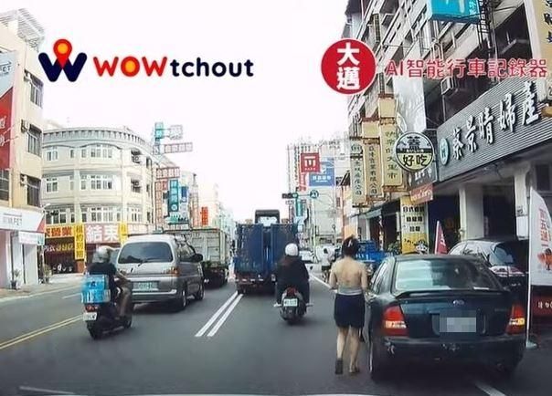 影/女車主併排停車「轉身辣露美背」　駕駛秒心軟：原諒是美德