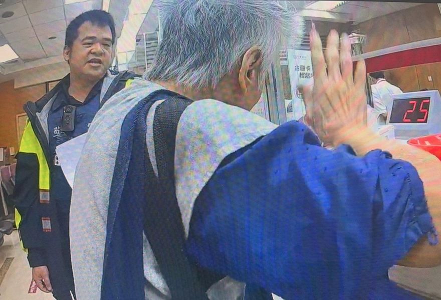 影/北市婦提600萬現金買房遭阻　吼警：我跟你下跪
