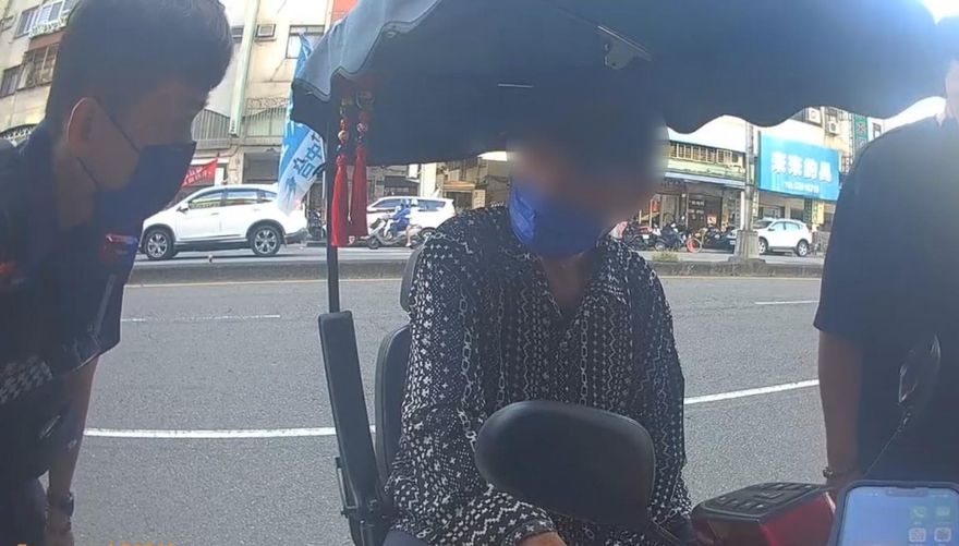 97歲翁買烤鴨遠征16公里！電動車「突叛變」暖警助返家