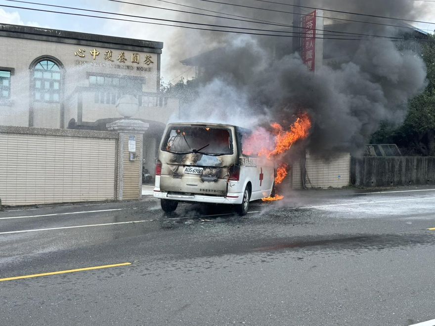 影/驚險畫面曝！救護車成火球　技術員神救援助病患脫困