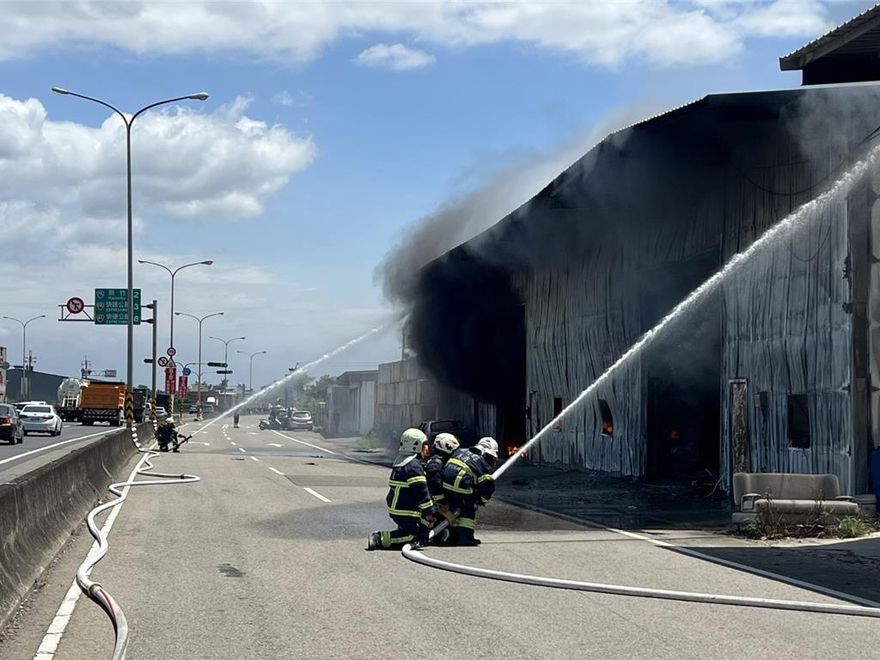 新竹汽修廠爆嚴重火災！「全面燃燒」黑煙竄天　爆炸聲不斷