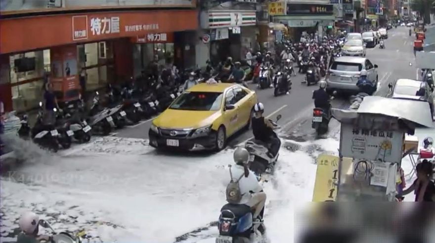 影/蘆洲4歲童誤開消防栓　泡沫湧出淹路面像下雪