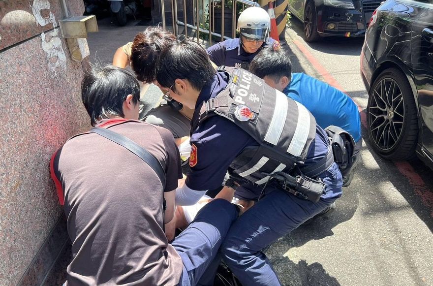 影/桃園街頭3男持刀尋仇　警及時壓制逮人