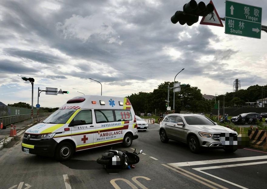 樹林堤外便道賓士車追撞機車　騎士滿臉血送醫不治