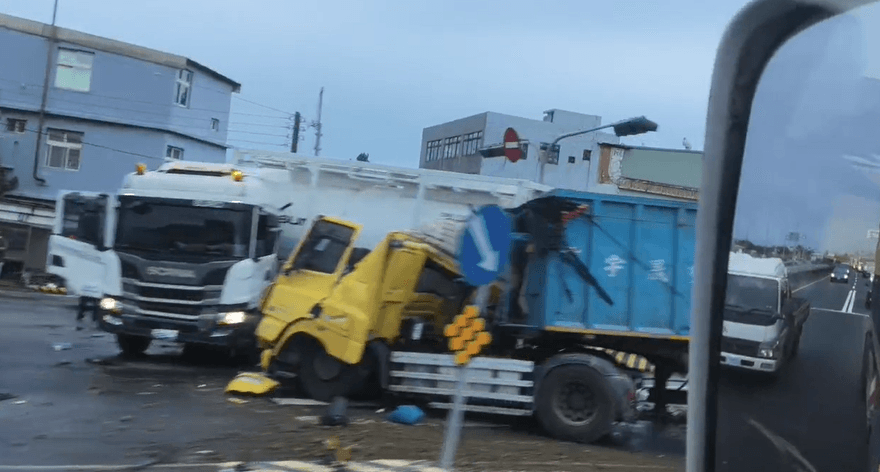 影/台61線2大車嚴重碰撞　驚傳「毒物外洩」全線封閉