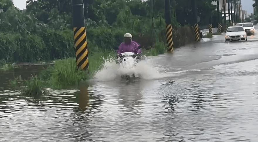 大豪雨猛灌！台東慘淹一片　騎士出門成「水上摩托車」