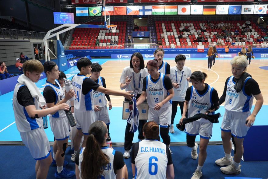 世大運/中華女籃錯失首勝！板凳席上3件球衣藏洋蔥