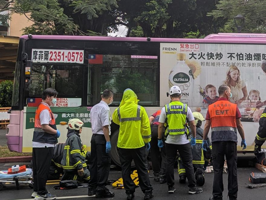 部桃外科主任周佳正走斑馬線遭北市公車撞死　欣欣客運致歉