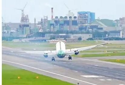 影/颱風薇帕外圍環流肆虐！知名航空公司「班機晃爆驚險重飛」