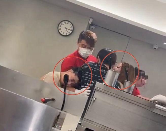 影/北市知名壽司店再爆誇張一幕！女女「激烈纏成人肉麻花」