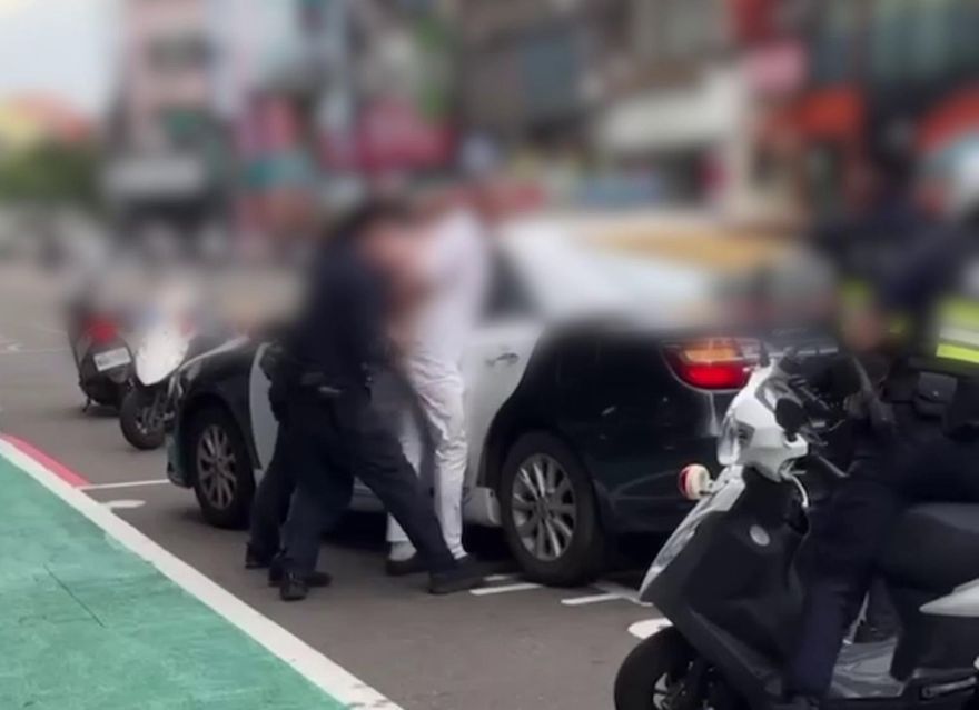 影/療癒片！新竹雞蛋糕攤販不爽貨車違停遭取締　襲警遭逮捕