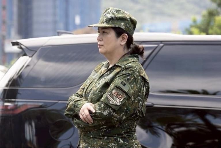 賴清德辦公室主任「軍裝擺拍照」炎上！軍方人士轟：應棄保守封建思維