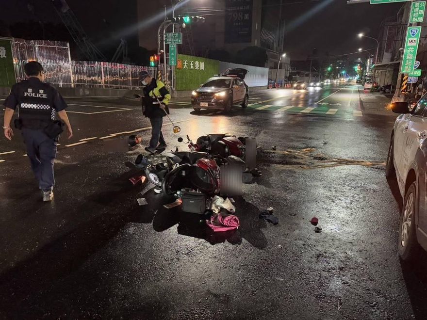 影/高雄女騎士禮讓救護車遭追撞　柏油路染「大片血跡」