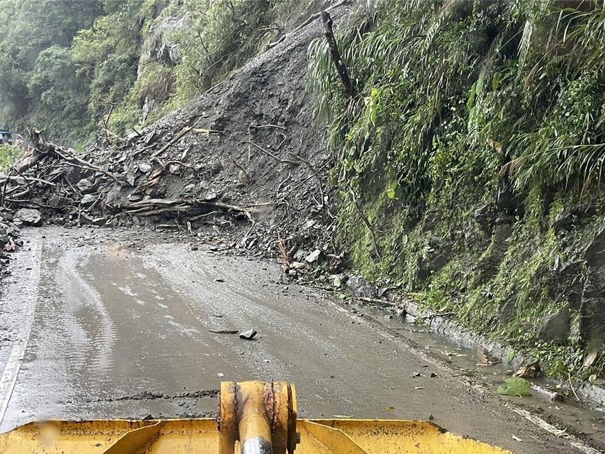 暴雨斷路！中橫豁然亭路段落石坍方　11:00搶通恢復通行