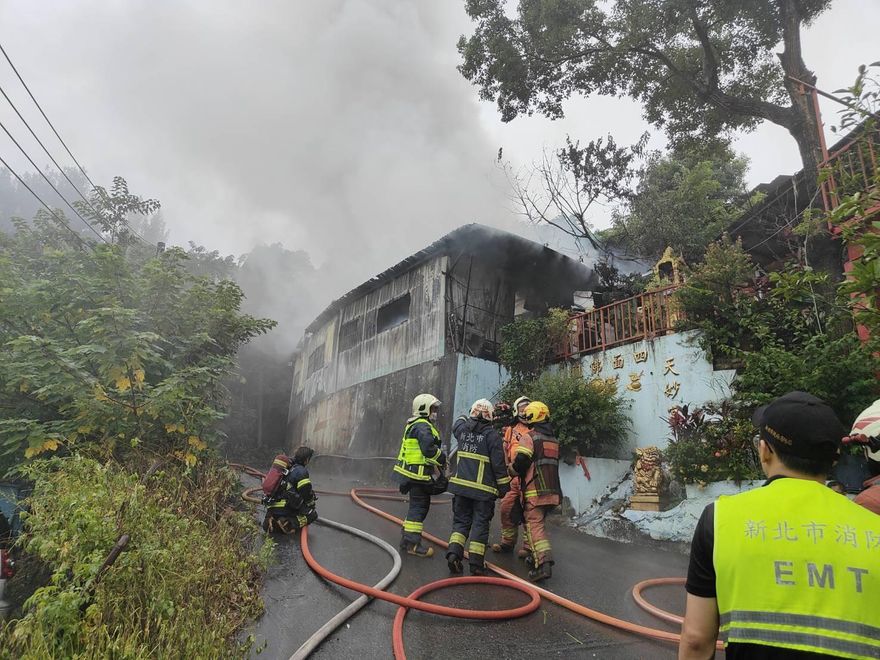 泰山明志路二段鐵皮倉庫起火　「濃煙竄天」幸無傷亡