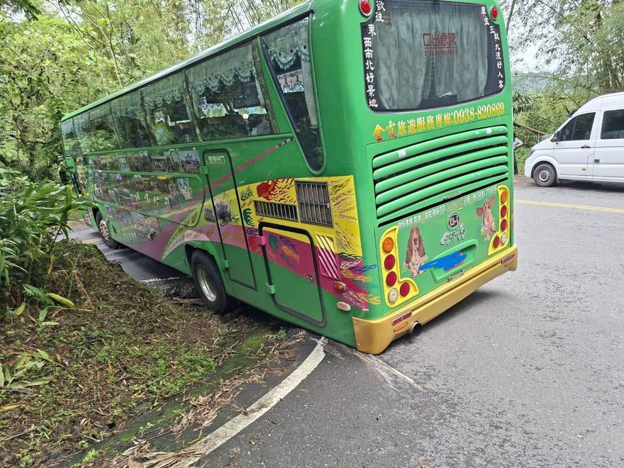影/出遊變驚魂！竹崎遊覽車過彎失敗「車尾卡住」　33乘客嚇壞