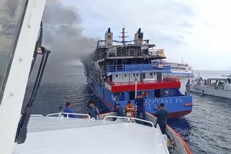 印尼驚傳渡輪火燒船釀3死　海空搜救成功救出568人