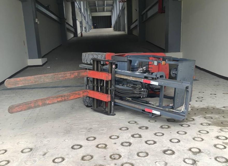 路竹泵浦廠堆高機「下坡急煞」翻車　45歲駕駛頭部受傷