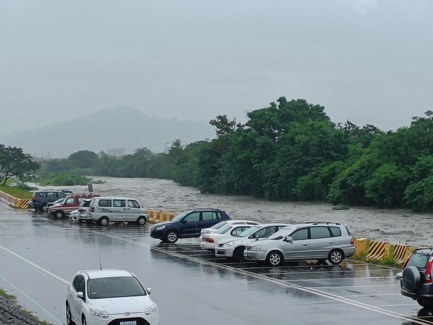 驚悚畫面曝！台東太平溪暴漲「逼近堤防」　水快跟地面齊高