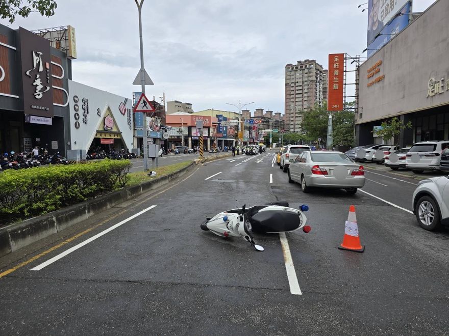 影/直擊！「車禍頂替案」遭盤查　台南男撞警車逃逸遭通緝