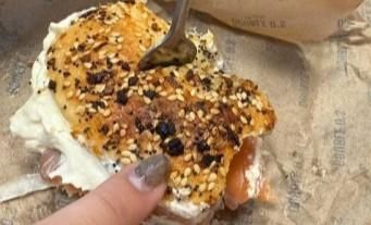 員工女兒PO烤焦貝果　網美店老闆惡意解僱還嗆：沒教好小孩