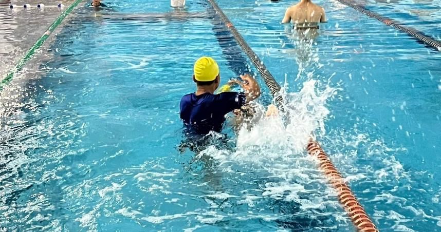 嘉義運動中心男游泳溺斃　「關鍵14分鐘」救生員滑手機遭訴