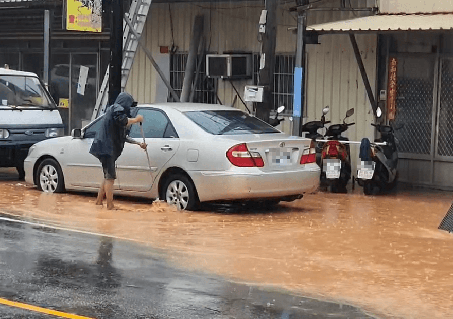 影/大雨殺到！金門馬路淹成「陰陽河」　人孔蓋狂噴水畫面曝
