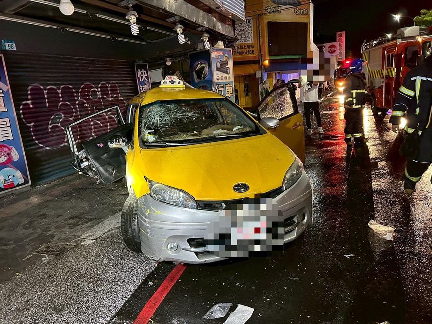 影/悲痛！新北爆1死3傷噩耗「計程車撞斷號誌桿衝進騎樓」