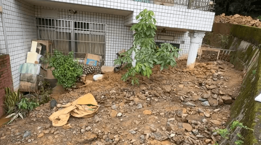 影/家園破碎！埔里土石流衝入家「淹半層樓高」　11人急安置