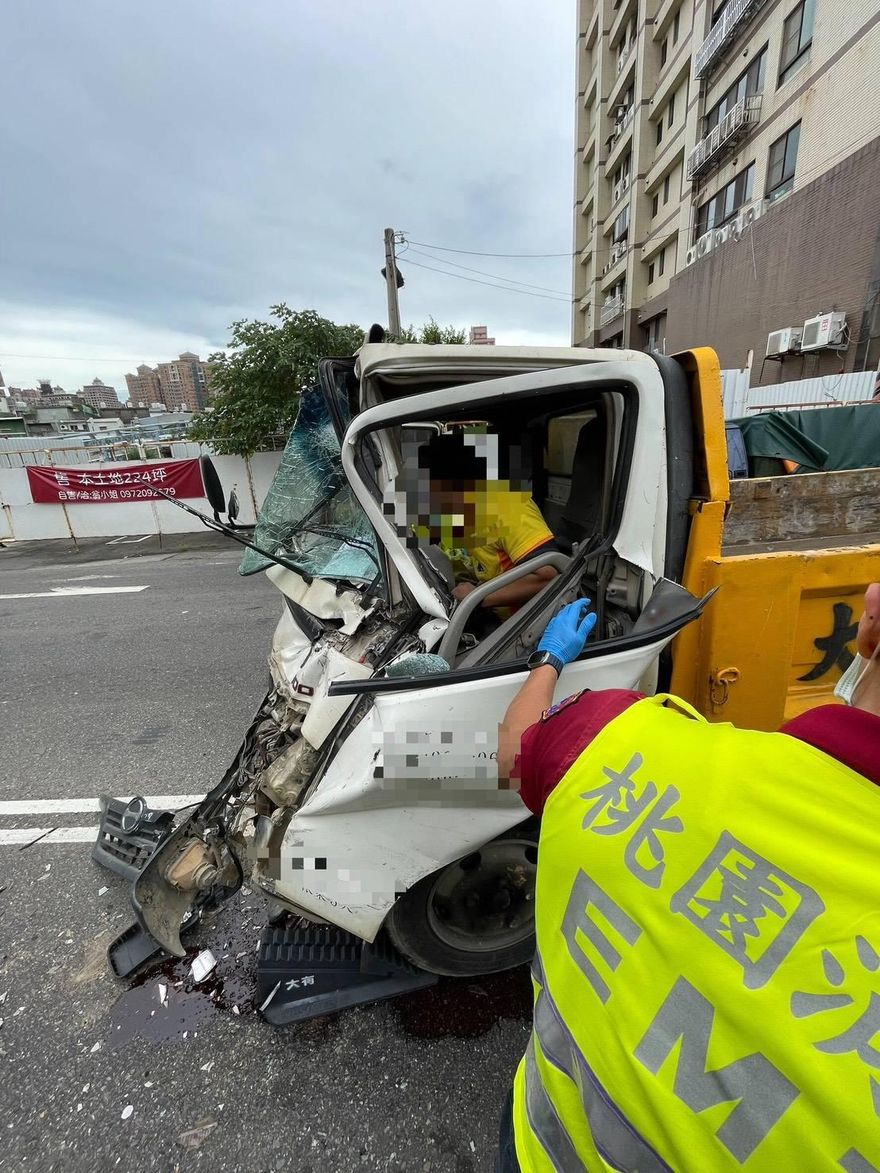 影/驚悚瞬間！桃園貨車追撞車頭「不見了」　駕駛骨折送醫