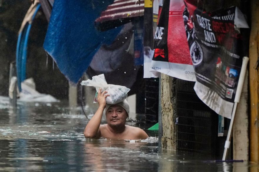 菲律賓暴雨引發洪水！車過橋遭沖走2失蹤　2萬多人連夜撤離
