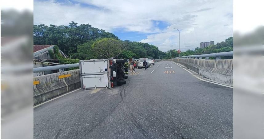 板橋城林橋過彎翻車　54歲無照駕駛搶快釀禍