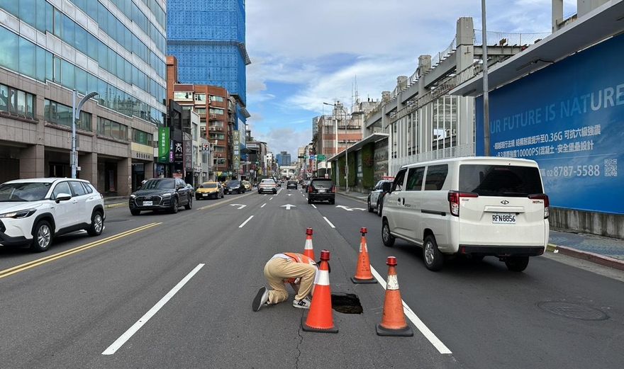 影/京華城旁路面下陷「現天坑」　警方封閉車道管制中
