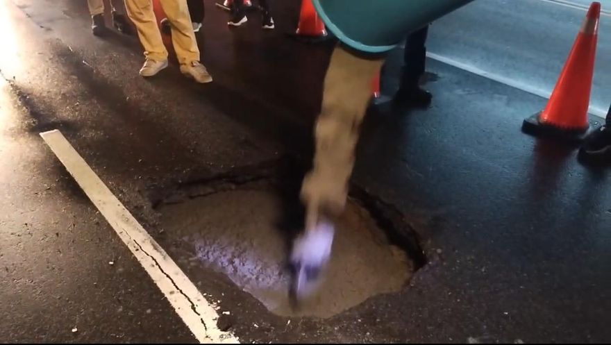 影/京華城旁路面下陷驚見天坑　現場開挖灌漿回填