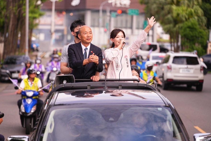 高虹安韓國瑜聯手掃街1.2萬人同時線上觀看　韓：車上的是我不是柯建銘！