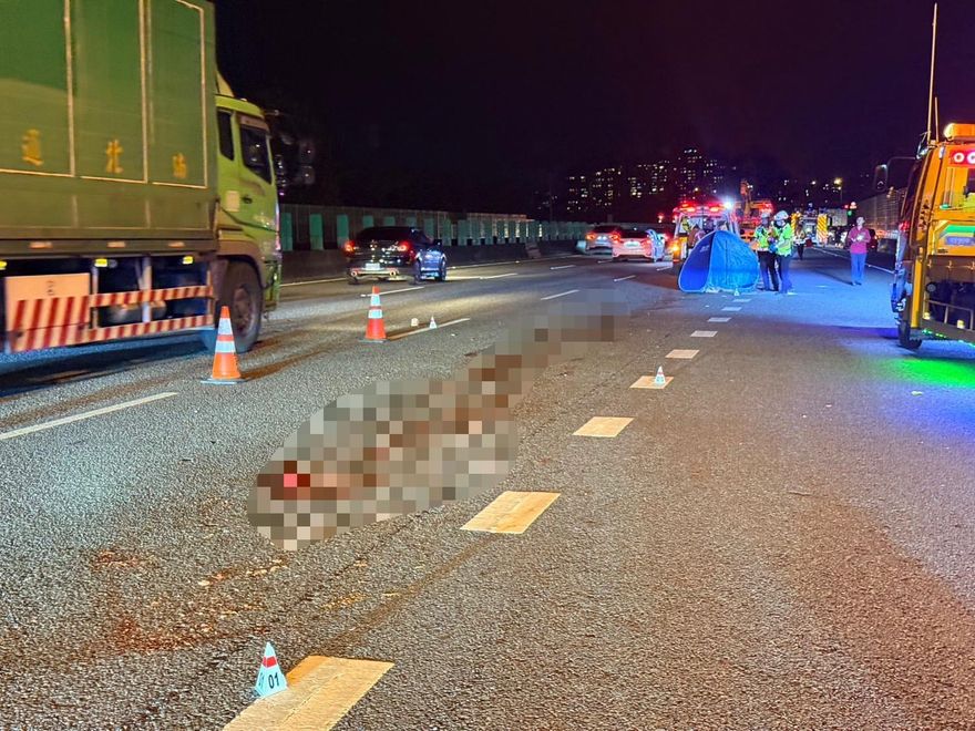 影/國1重大車禍！男開車自撞護欄人噴出「8車輾碎」