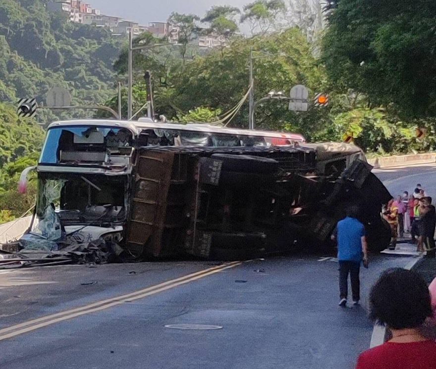影/新北萬里「國光客運對撞砂石車」最新！1命危14人輕重傷