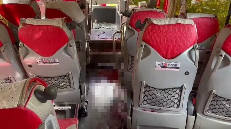 影/救不回來！「40乘客國光客運」遭砂石車撞釀1人慘死