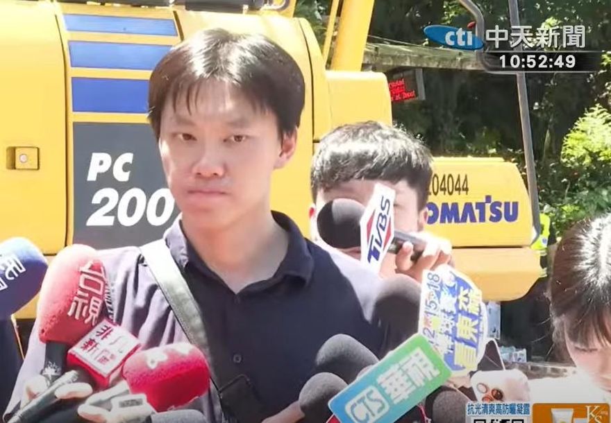 影/幫忙擋死神！萬里「聯結車撞國光客運」勇警目擊助救人