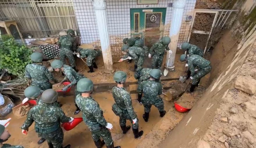 影/南投爆土石流毀民宅「半層樓消失」　國軍進駐清理