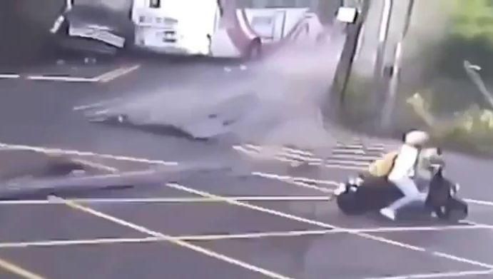 影/萬里聯結車撞客運「鋼條雨狂噴」　騎士急閃瞬間曝